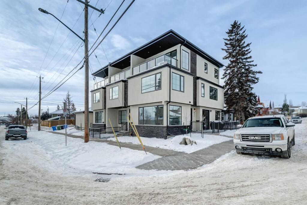 Elegant Townhouse In The Heart Of Calgary Apartamento Exterior foto